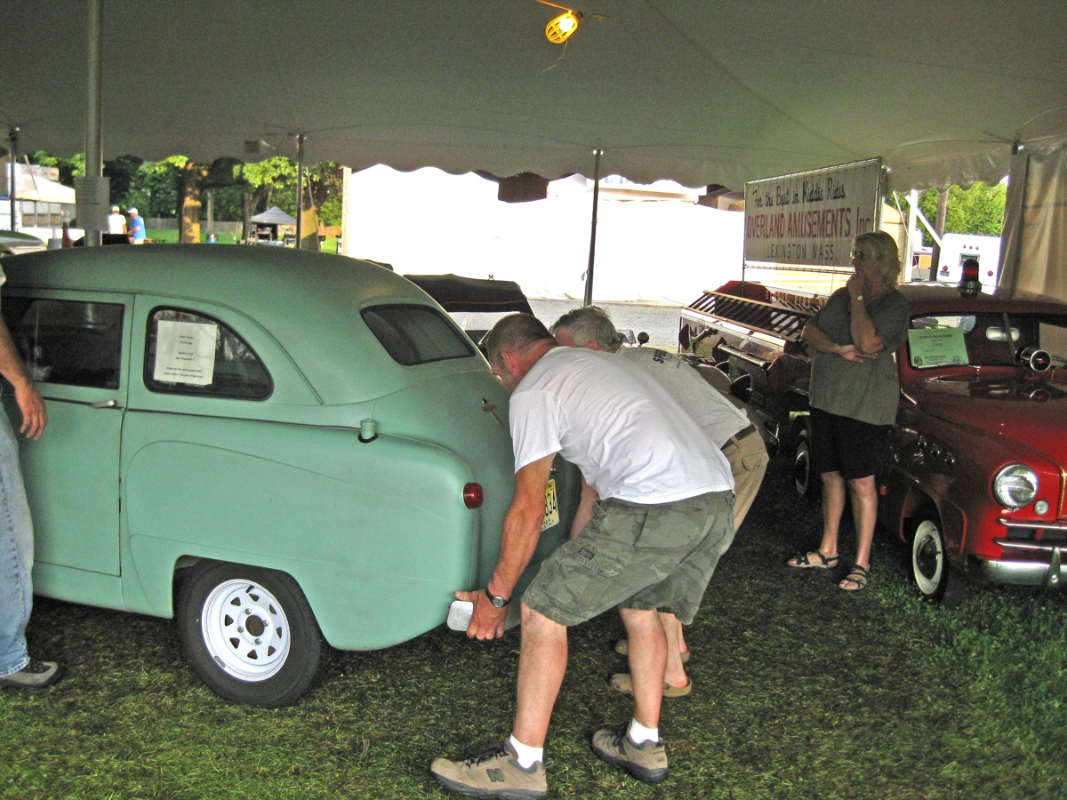 Packing nearly 50 Crosleys in each night takes a little work, here we are unloading the tent on Sunday.jpg
